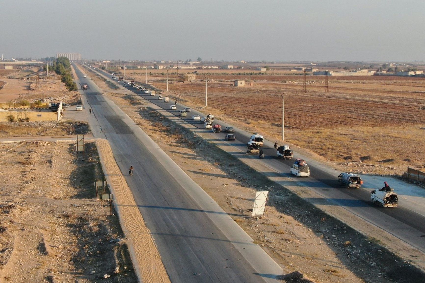 Rows of cars leaving Aleppo for Raqqa.