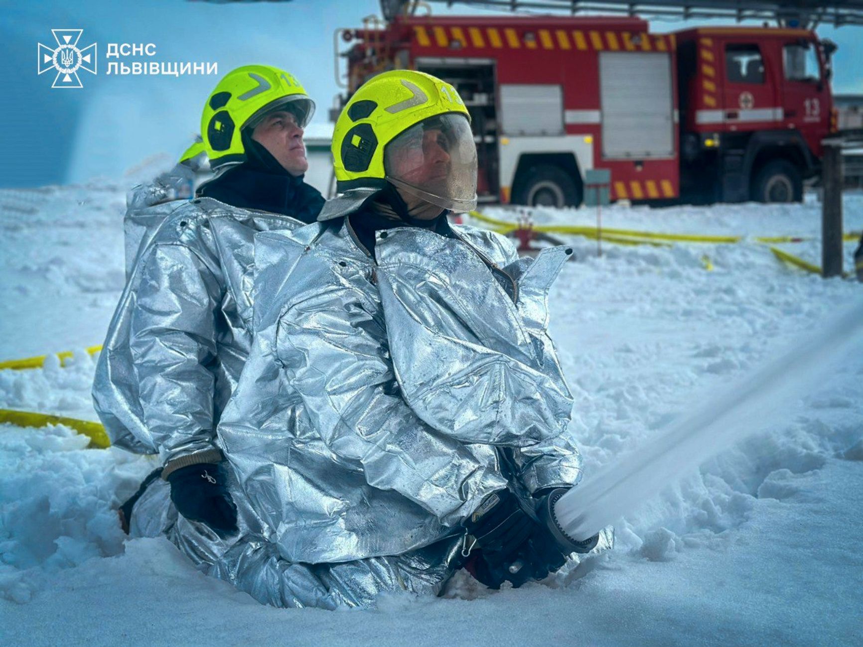 Тушение пожара после российского удара по нефтебазе во Львовской области 27 января 2026 года