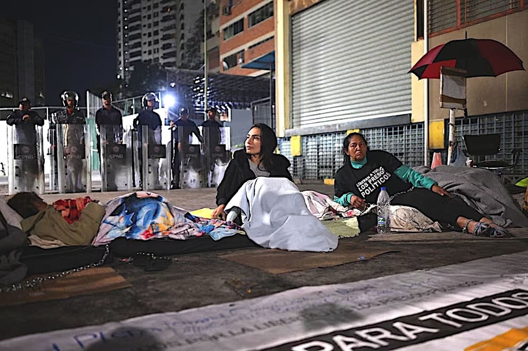 Prisoners’ relatives spend the night chained to one another after announcing a hunger strike due to the postponement of debate on the amnesty bill, Caracas, Feb. 14, 2026
