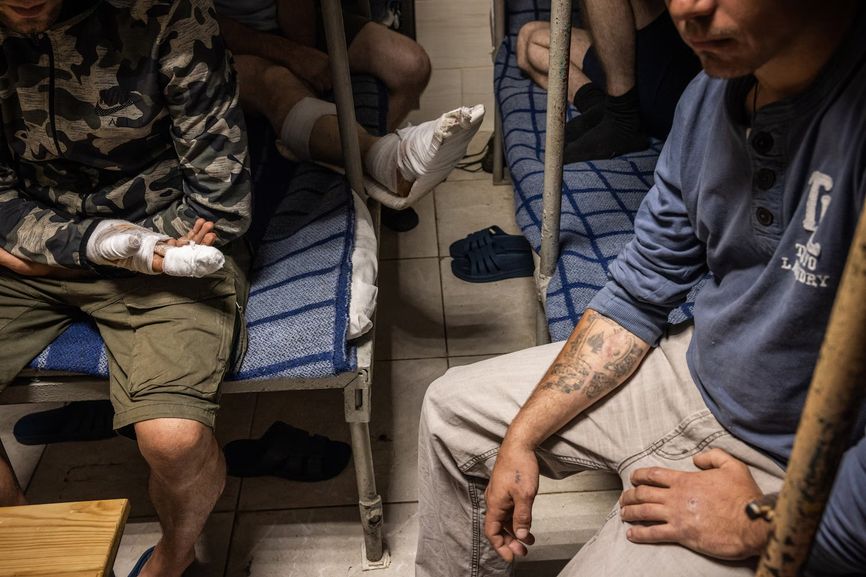 Пленные российские солдаты и пограничники в камере в украинской тюрьме на северо-востоке Украины