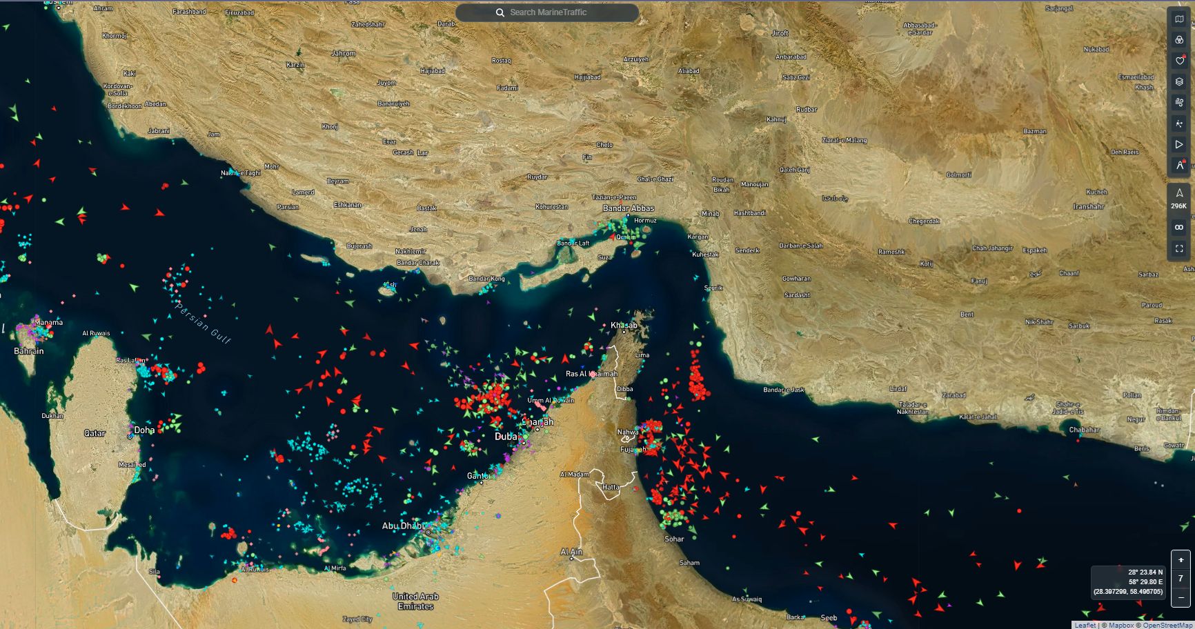 Так Ормузский пролив выглядит сейчас. Красные точки на карте — это скопившиеся на входе в него нефтяные танкеры