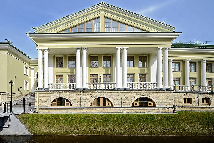 Дом на Каменном острове, в котором Петров живет вместе с членами кооператива «Озеро»