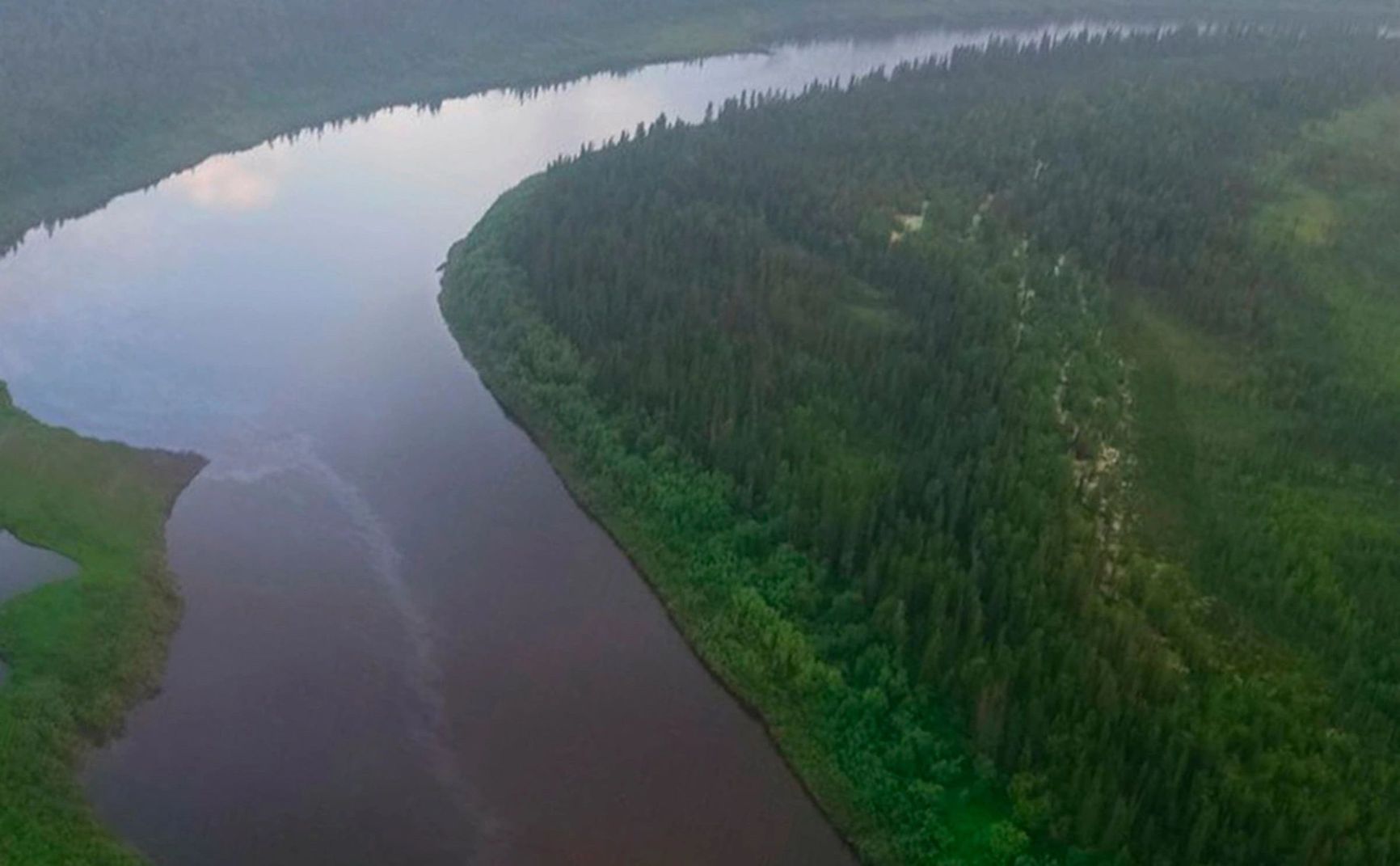 Oil spill on the Kolva River in Komi  