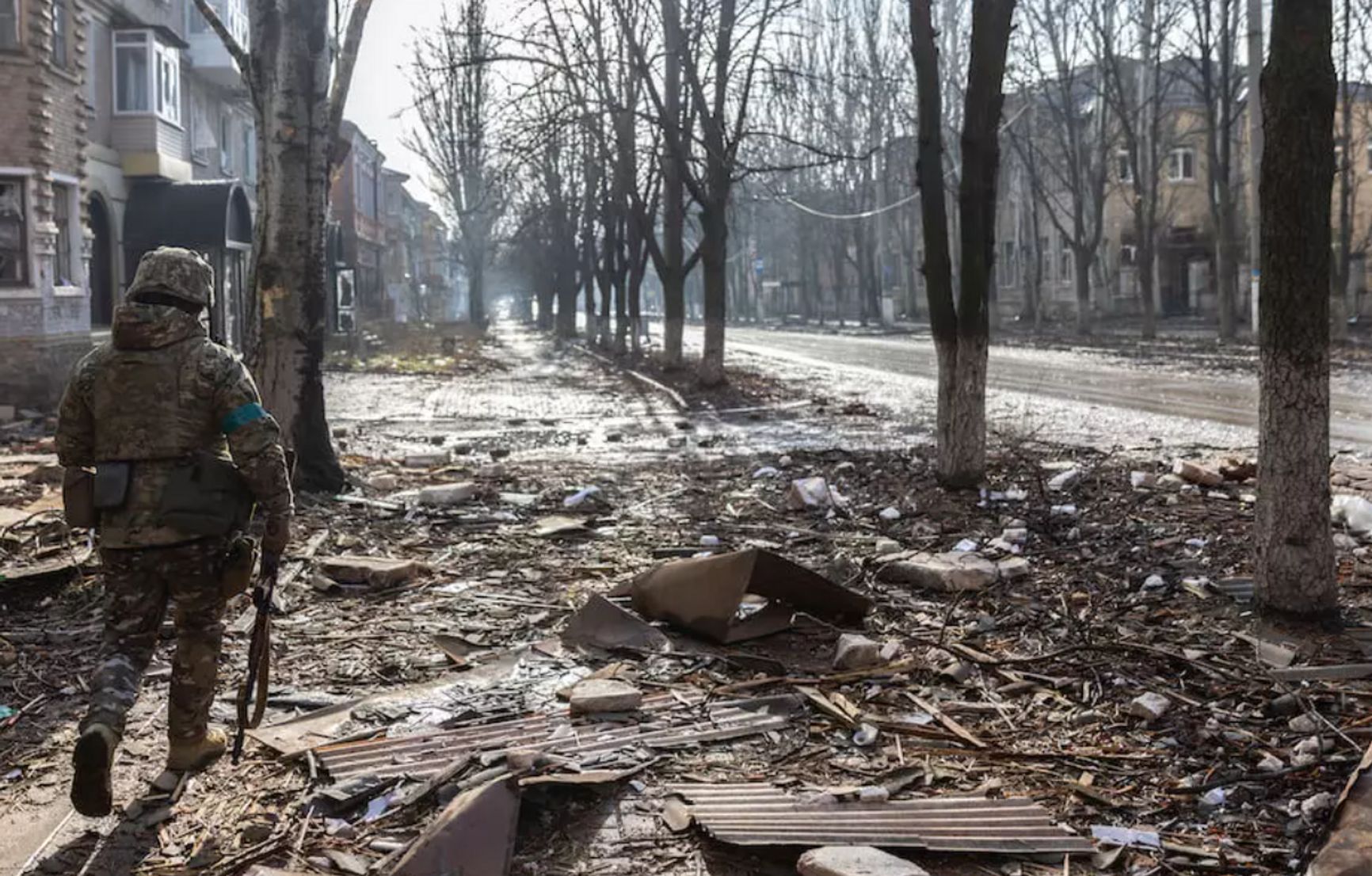 Военные на почти разрушенных улицах Бахмута