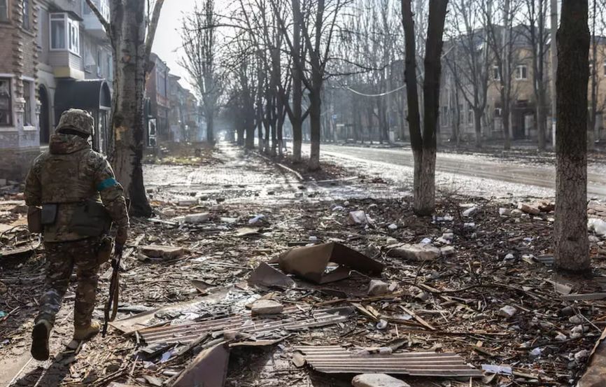 Военные на почти разрушенных улицах Бахмута