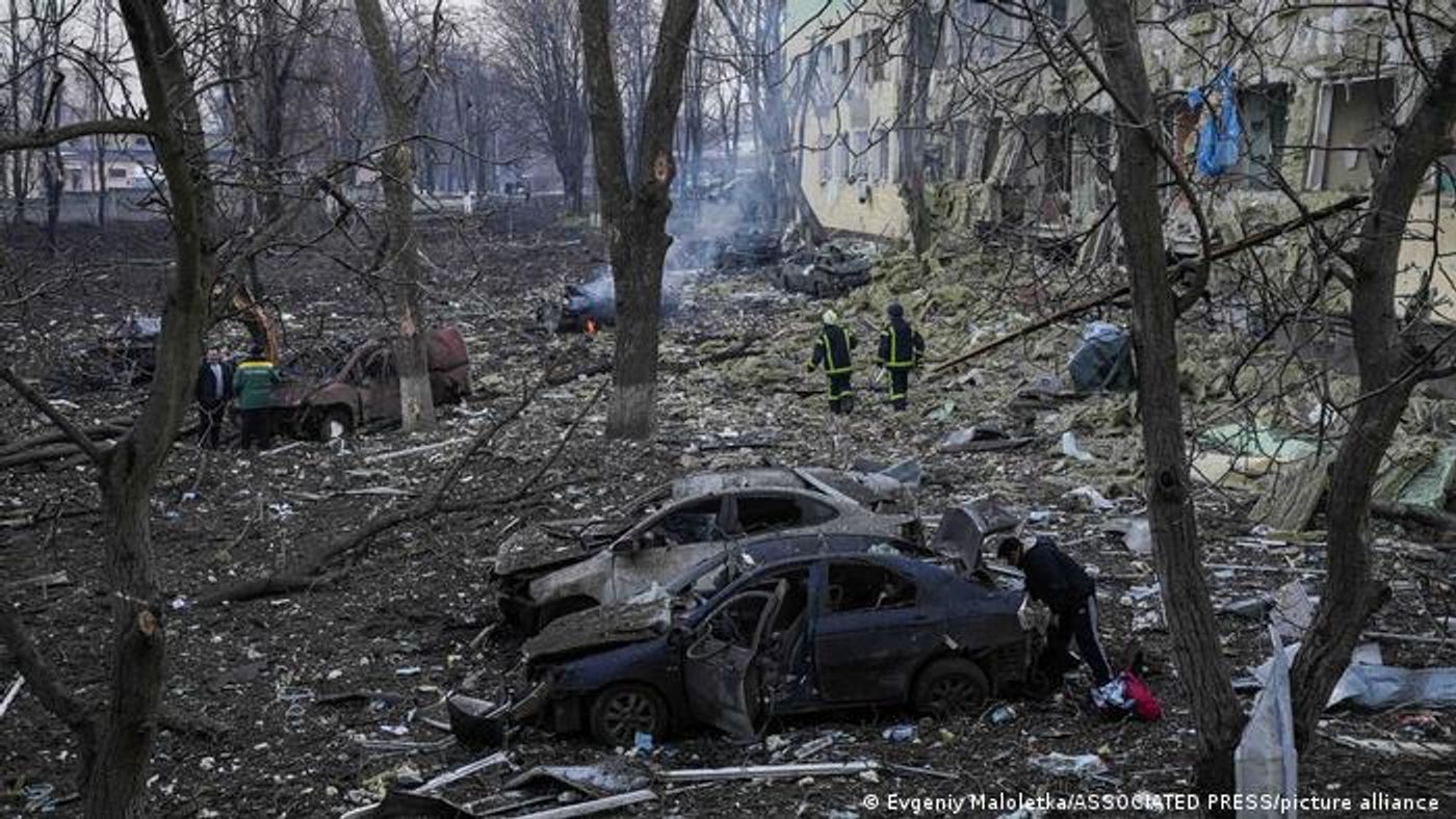 Один из домов в Мариуполе, в который попал снаряд