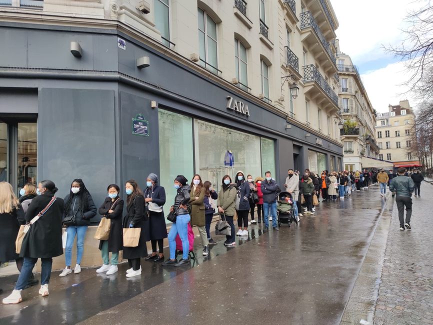 Очередь в Zara перед очередным локдауном