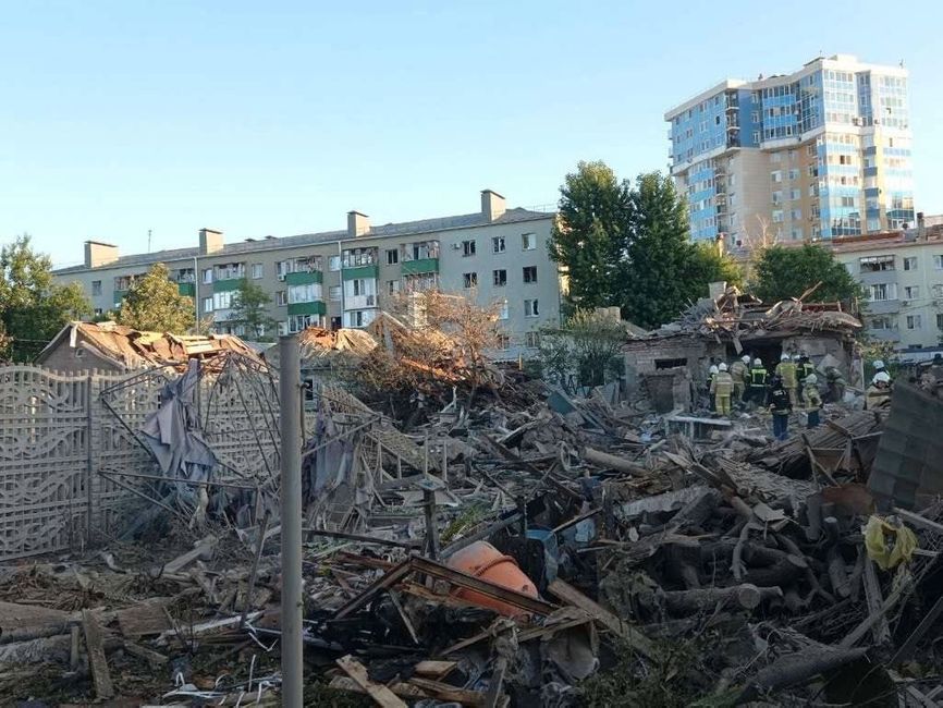 Разбор завалов разрушенного дома на улице Маяковского в Белгороде
